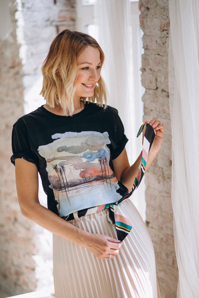 Woman wearing t-shirt factory custom printing t-shirt